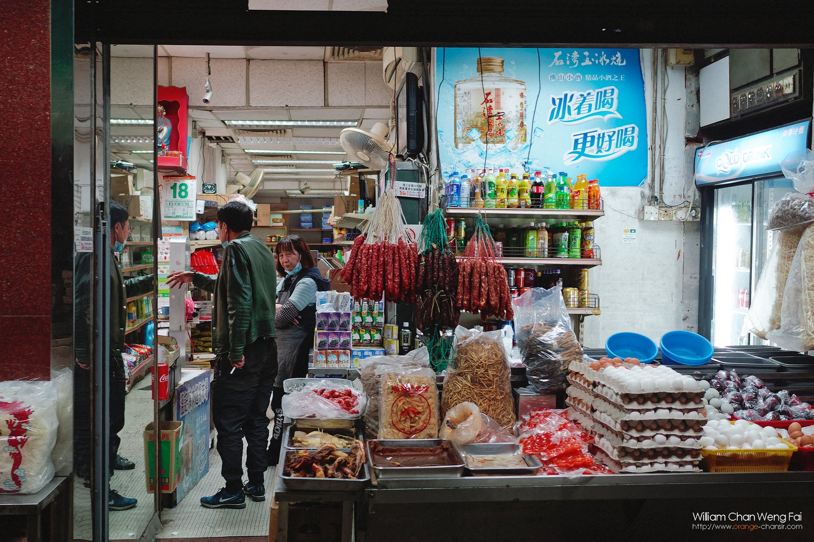 老家楼下的冻肉店，老板和老板娘都很和善，但最近大家都不怕死的一窝峰跑出街，每天看着冻肉店人潮涌涌，我有点替他们担心。